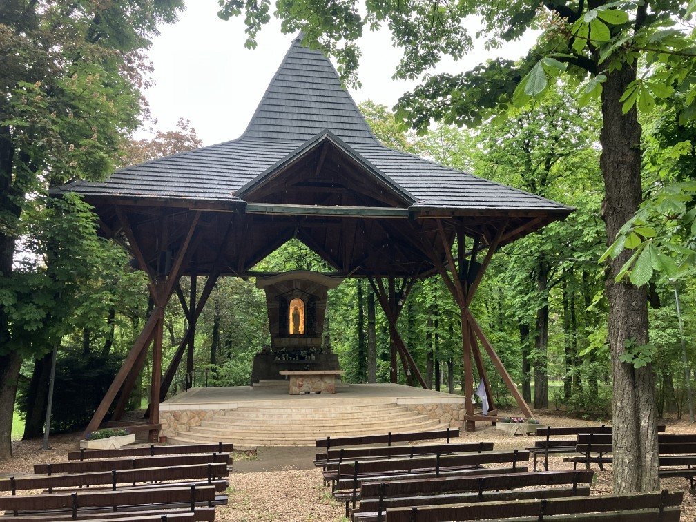 2. Szabadtéri oltár és egy Lourdes-ból származó sziklán a Szűzanya szobra