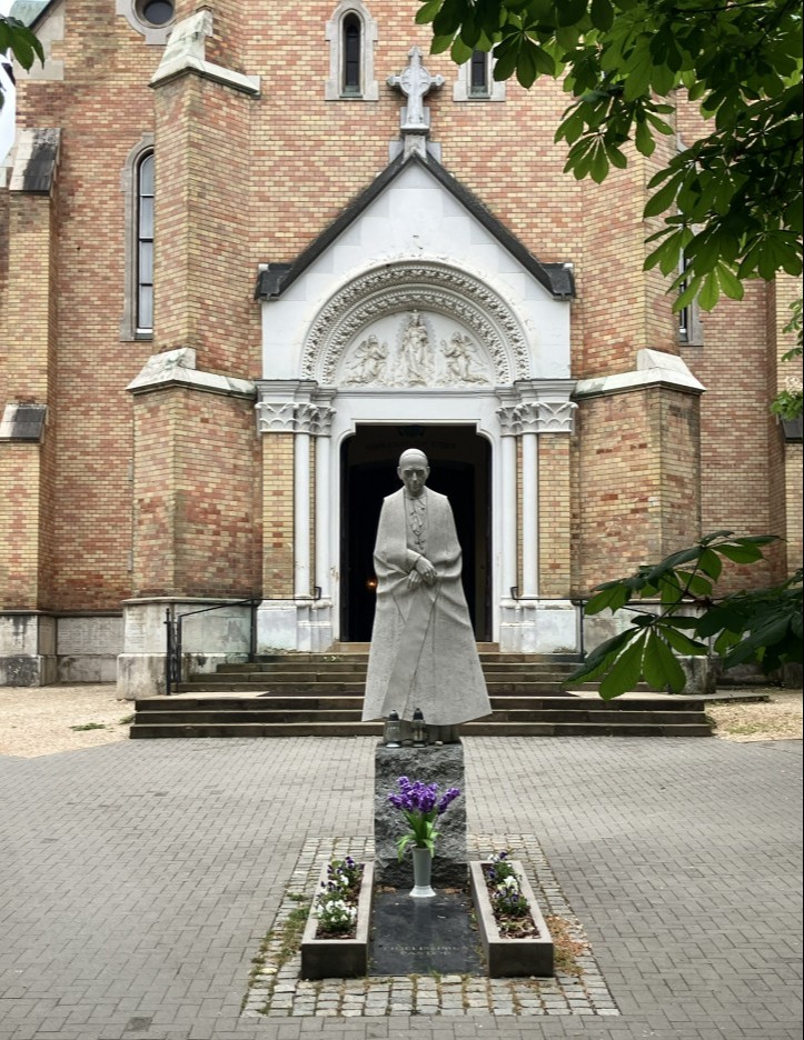 3. Mindszenty József szobra, Rieger Tibor Kossuth-díjas szobrászművész alkotása