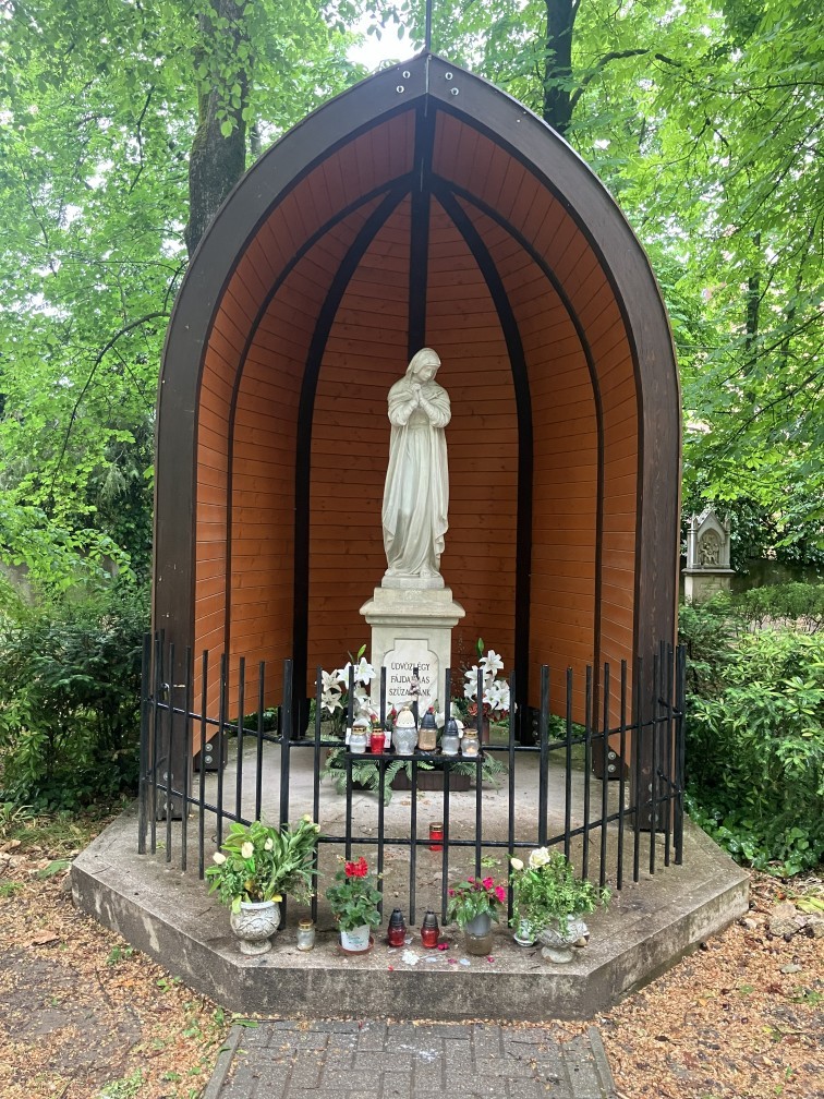 6. Fájdalmas Szűzanya szobor