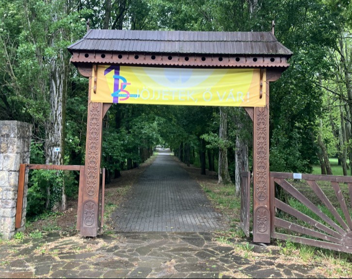 12. Székelykapu, Szent Mihály és Szent Rafael szobrai